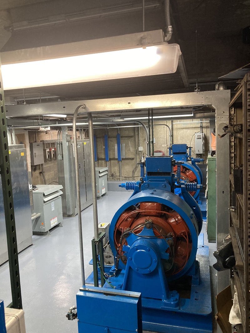 Motores de ascensor y componentes de la sala de control en Forest Glen, marzo de 2022
