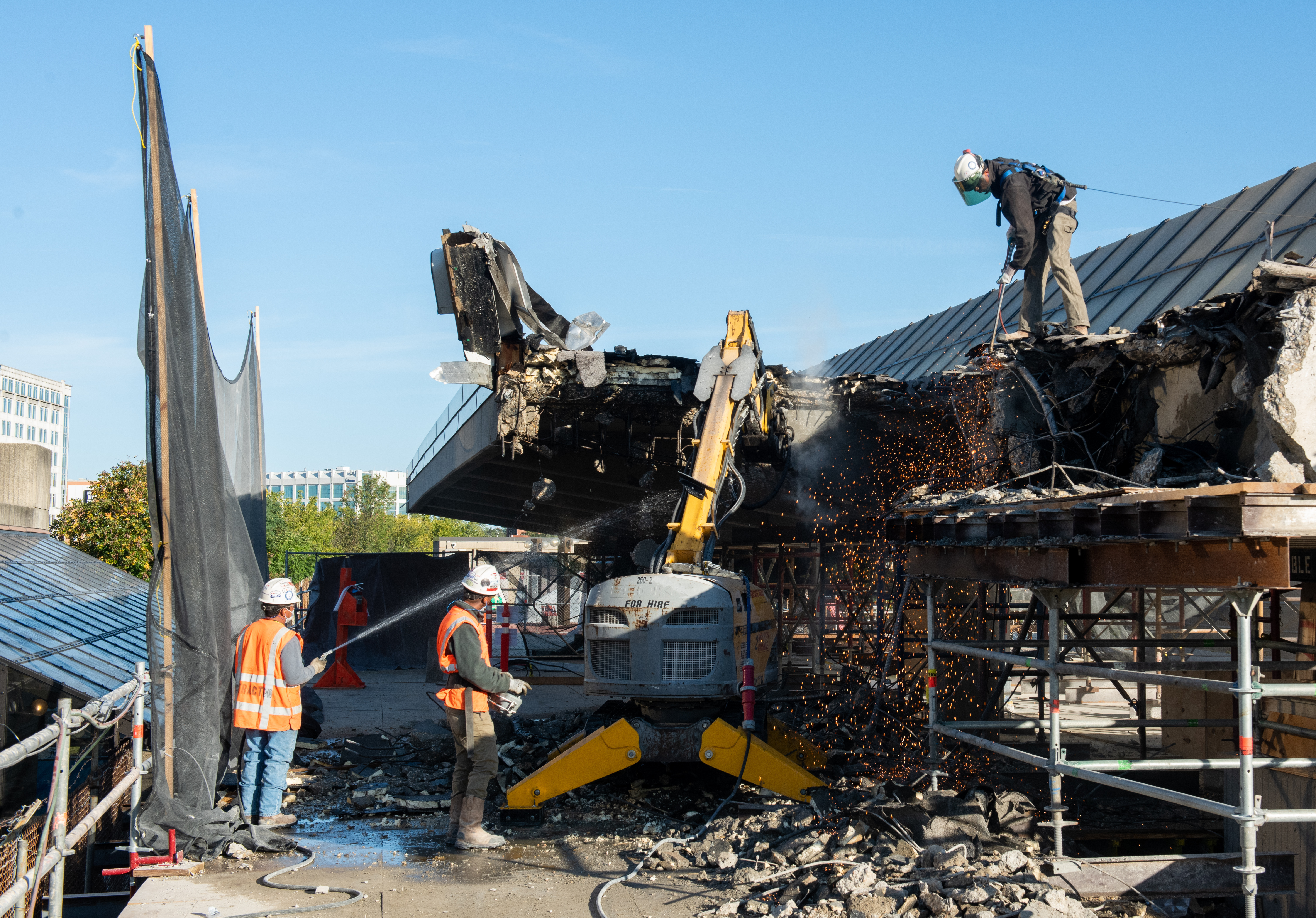 Foto de la máquina de demolición y el pabellón protector